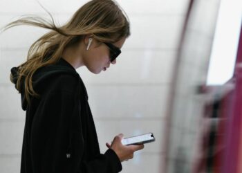 Россиян предупредили, что все их телефоны вскоре будут отслеживать