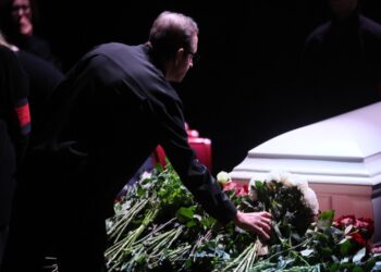 Поклонники Веры Алентовой увидели, в каком гробу похоронили великую актрису. Фото