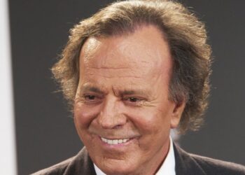 Хулио Иглесиаса обвинили в изнасиловании двух женщин в его элитных особняках