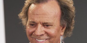 Хулио Иглесиаса обвинили в изнасиловании двух женщин в его элитных особняках