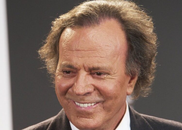 Хулио Иглесиаса обвинили в изнасиловании двух женщин в его элитных особняках