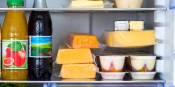 Молоко, яйца, сыр: какие продукты смело можно есть после окончания срока годности