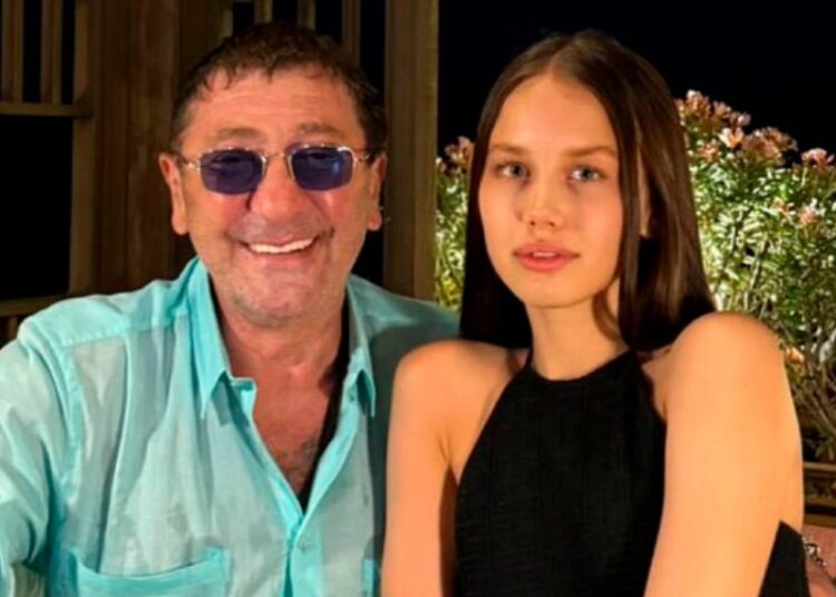 Бывшую 18-летнюю возлюбленную Лепса заметили в компании неизвестного мужчины