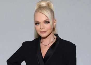 Неожиданный возврат билетов: на концерте Долиной освободилось более половины зала