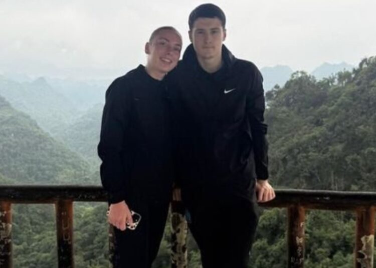 Смертельное селфи: футболист поскользнулся и разбился, делая фото у водопада