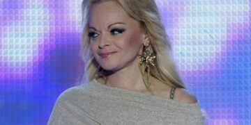 Вещи на складе, а звезда в роскоши: кадры места отдыха Ларисы Долиной в ОАЭ