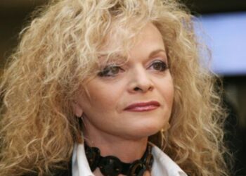 Куда придется уехать жить Ларисе Долиной? Фото «скромного» особняка певицы