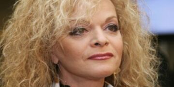 Куда придется уехать жить Ларисе Долиной? Фото «скромного» особняка певицы