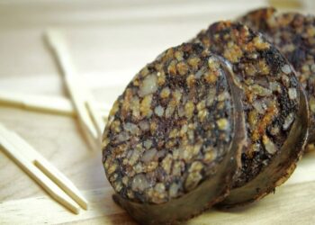 А как же гематоген? Священник рассказал, можно ли христианам есть продукты с кровью