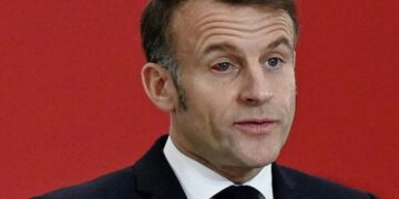 Эммануэля Макрона снова бьет жена? Появилось странное фото