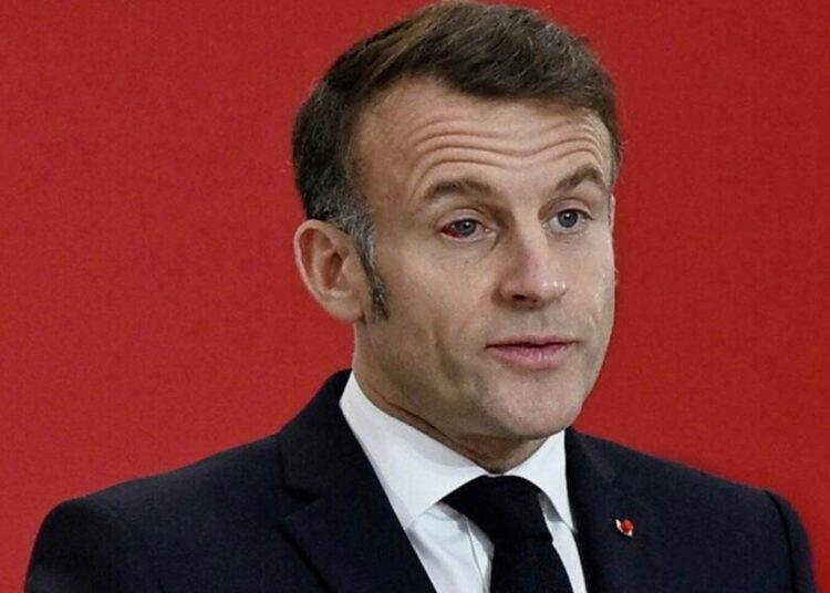 Эммануэля Макрона снова бьет жена? Появилось странное фото