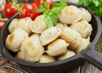 Лайфхак: зачем мыть перед варкой магазинные пельмени