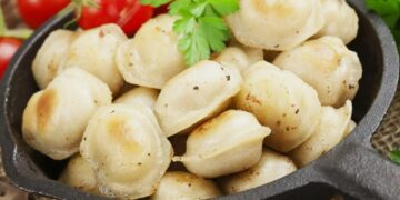 Лайфхак: зачем мыть перед варкой магазинные пельмени