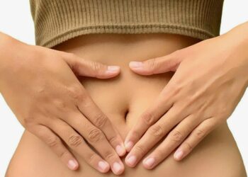 Опытный дерматолог рассказал о том, как правильно чистить пупок