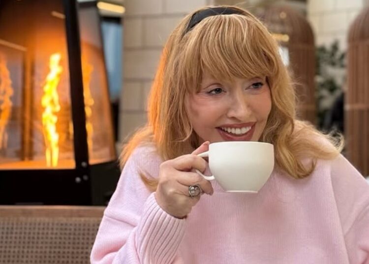 «Хирургу — руки оторвать, а Пугачеву — жалко»: фанаты спорят о новых фото сбежавшей из России певицы