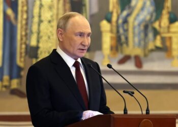 «Большая семья — опора страны»: Путин поручил погашать 450 тыс. рублей ипотеки при рождении четвертого ребенка