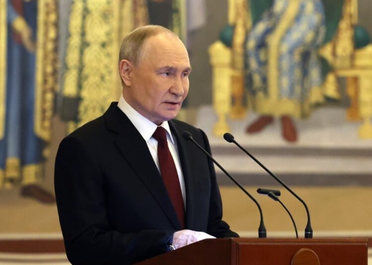 «Большая семья — опора страны»: Путин поручил погашать 450 тыс. рублей ипотеки при рождении четвертого ребенка