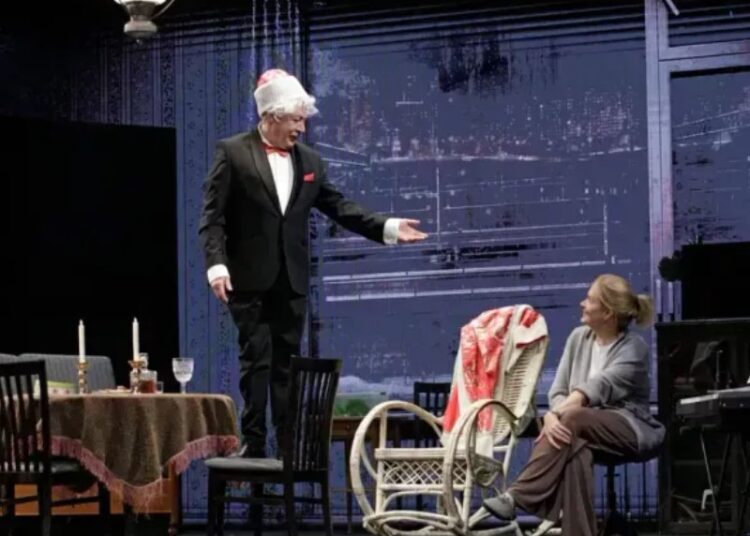 Слезы, овации и 10 минут аплодисментов: как прошло возвращение Михаила Ефремова на сцену