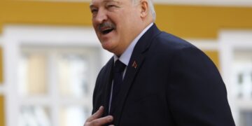 «Чтобы голова кружилась?»: Лукашенко на заседании правительства Белоруссии принесли снюс