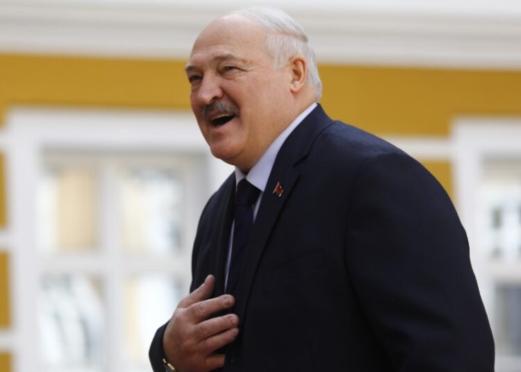 «Чтобы голова кружилась?»: Лукашенко на заседании правительства Белоруссии принесли снюс