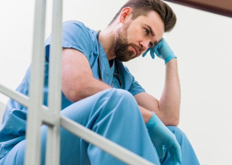 В Латвии уволили десятки медиков с российским и белорусским гражданством без сохранения выплат