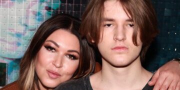 «Я его избаловала»: Дубцова призналась, что продолжает отправлять деньги самостоятельному сыну