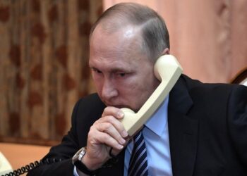 Путин и мессенджеры: в Кремле объяснили, какие способы связи использует президент