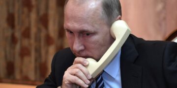 Путин и мессенджеры: в Кремле объяснили, какие способы связи использует президент