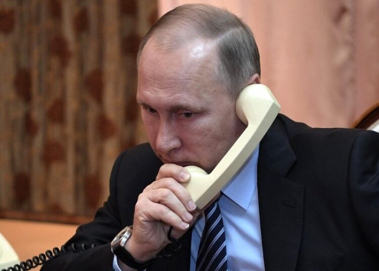 Путин и мессенджеры: в Кремле объяснили, какие способы связи использует президент