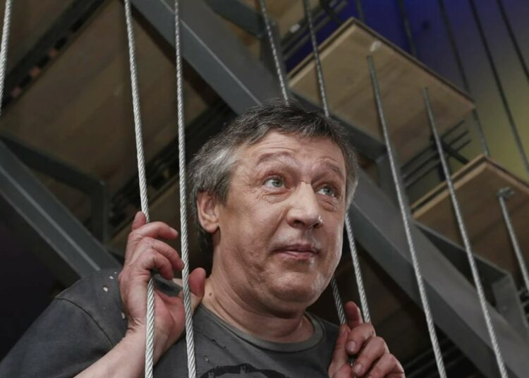 Вернувшийся из тюрьмы Михаил Ефремов устроил на работу сына, пережившего падение из окна