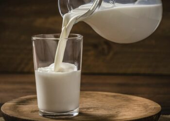 Пока россияне платят больше, производители выливают ненужное сырое молоко