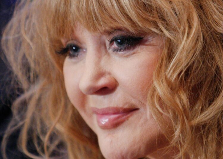 Что за лицо: рунет захейтил Пугачеву из-за фото с мужем