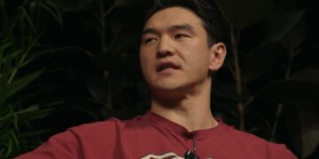 Стендаперу Нурлану Сабурову запретили въезжать в Россию ближайшие 50 лет