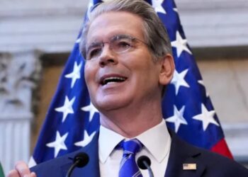 Глава Минфина США Бессент признал: смягчение нефтяных санкций принесет России миллиардные сверхдоходы