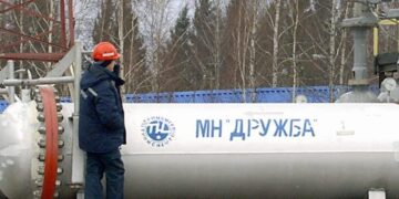 «Театр» вокруг «Дружбы»: Зеленский и ЕК не пускают экспертов к нефтепроводу