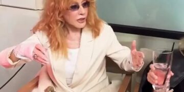 «Еле ходит, опираясь на трость»: поменявшаяся Пугачева «разрешила весну» без Галкина*, но с Орбакайте