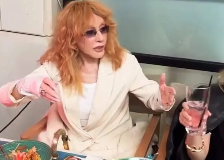 «Еле ходит, опираясь на трость»: поменявшаяся Пугачева «разрешила весну» без Галкина*, но с Орбакайте