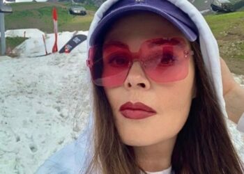 «Восхитительна!»: фигура 60-летней Екатерины Андреевой в красном бикини вызвала восторг у фанатов