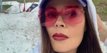 «Восхитительна!»: фигура 60-летней Екатерины Андреевой в красном бикини вызвала восторг у фанатов