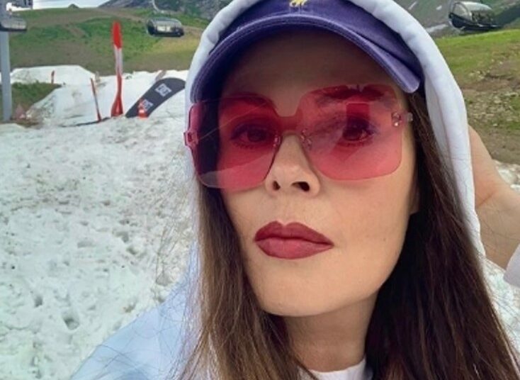 «Восхитительна!»: фигура 60-летней Екатерины Андреевой в красном бикини вызвала восторг у фанатов