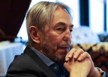 Проваливающийся нос Джабраилова: врач объяснил, почему фугас в Чечне и неудачные операции изменили лицо сенатора