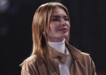 Алина Кабаева порадовала публику новым образом: похорошевшая и похудевшая гимнастка посетила чемпионат России