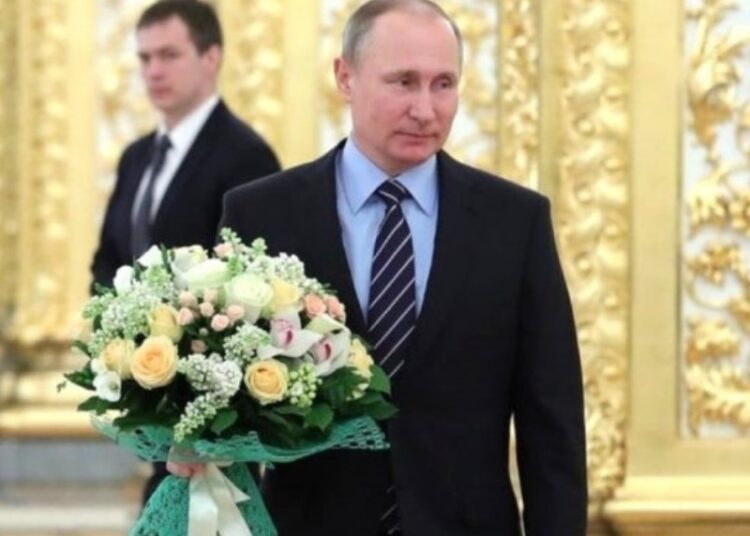 «Вам подвластно все»: Путин поздравил российских женщин с 8 марта
