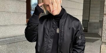 «Зачем он так?»: фанаты в недоумении от поведения SHAMAN после помолвки с Мизулиной