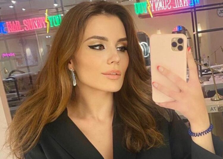 «Угрожают темным прошлым»: младшая дочь Маши Распутиной вступилась за мать, которую экс-семья отца хочет выселить из дома