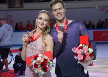 Шоу Навки завершилось жуткой травмой: Никита Кацалапов случайно рассек Виктории Синицыной голень