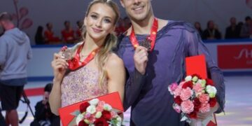 Шоу Навки завершилось жуткой травмой: Никита Кацалапов случайно рассек Виктории Синицыной голень