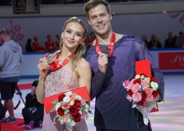 Шоу Навки завершилось жуткой травмой: Никита Кацалапов случайно рассек Виктории Синицыной голень