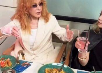 Вернувшегося с заработков Галкина* Пугачева встретила уже с тростью