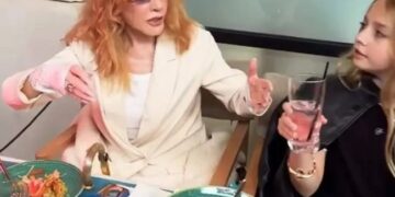 Вернувшегося с заработков Галкина* Пугачева встретила уже с тростью